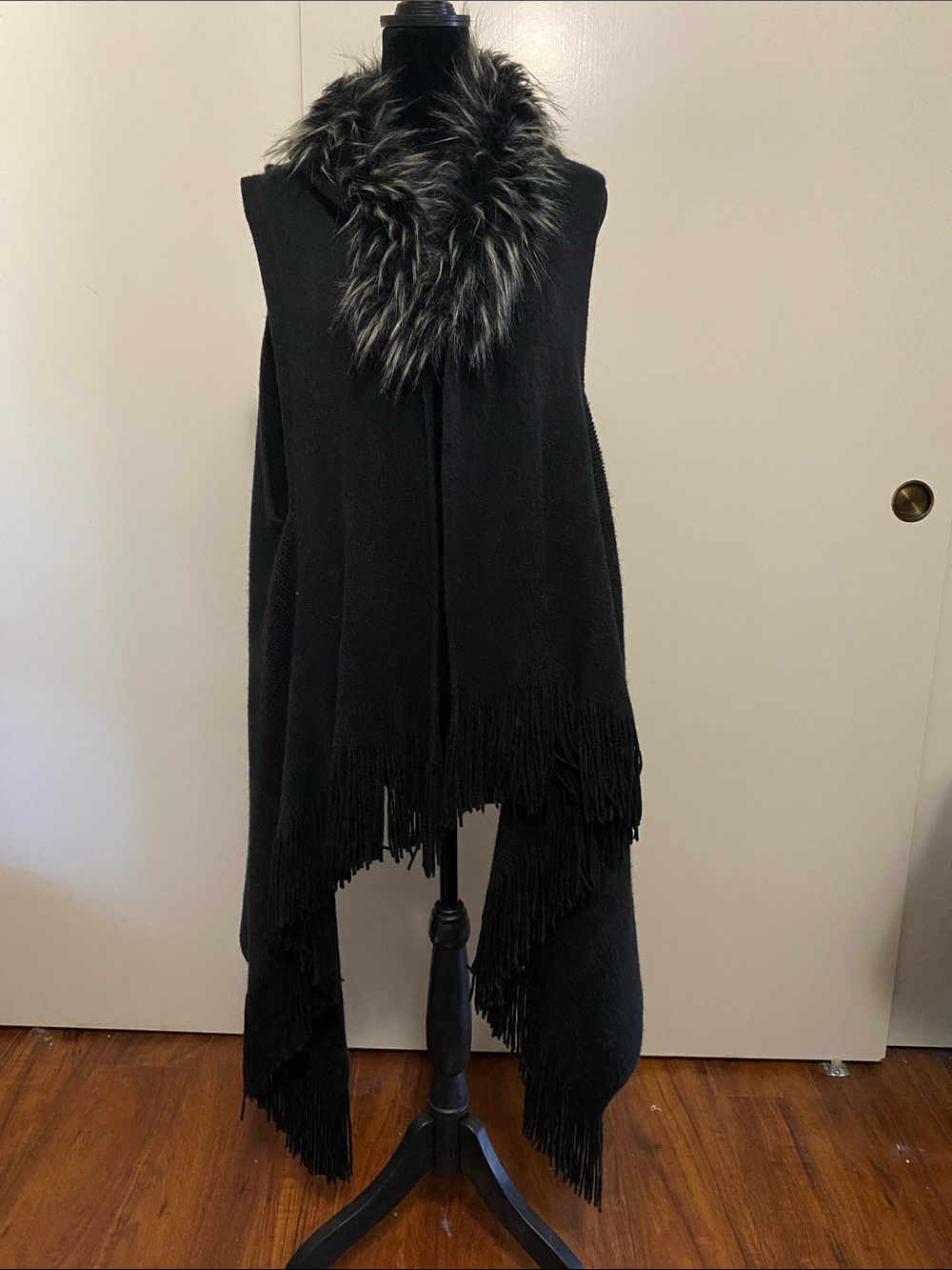 Black Faux Fur-Collar Sleeveless Fringe Wrap Cape - Women Jackets & Coats